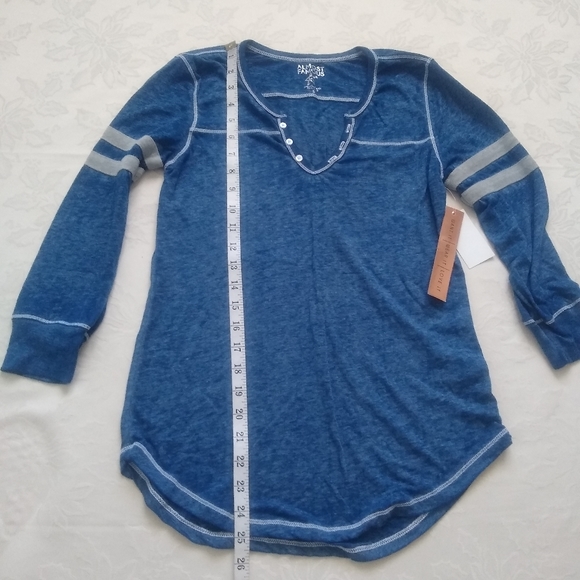 New 🎀 Almost Famous popover long sleeves - Picture 3 of 5